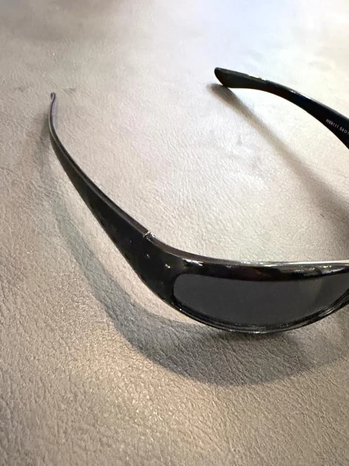 Detalhe da haste do óculos Café com Cafetão preto, com os furos e o acabamento da armação