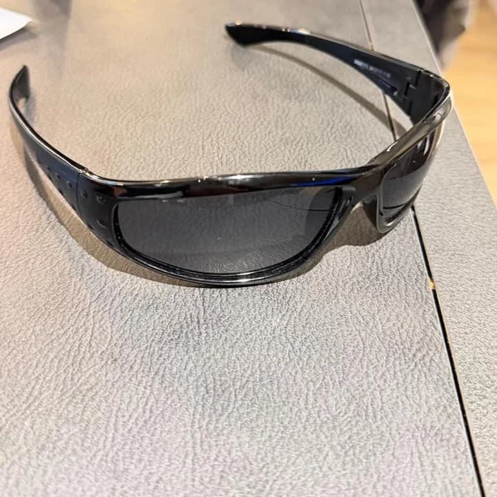 Óculos Café com Cafetão preto visto de frente, lentes escuras e armação envolvente